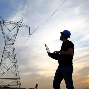 Juez concede primer amparo contra Ley de la Industria Eléctrica de AMLO