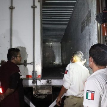 Abandonan en caja de tráiler a 400 migrantes en carretera de Veracruz