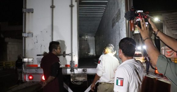 Abandonan en caja de tráiler a 400 migrantes en carretera de Veracruz
