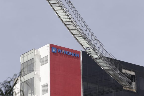 Instruye gobernador revisar autorización de operación del puente colgante