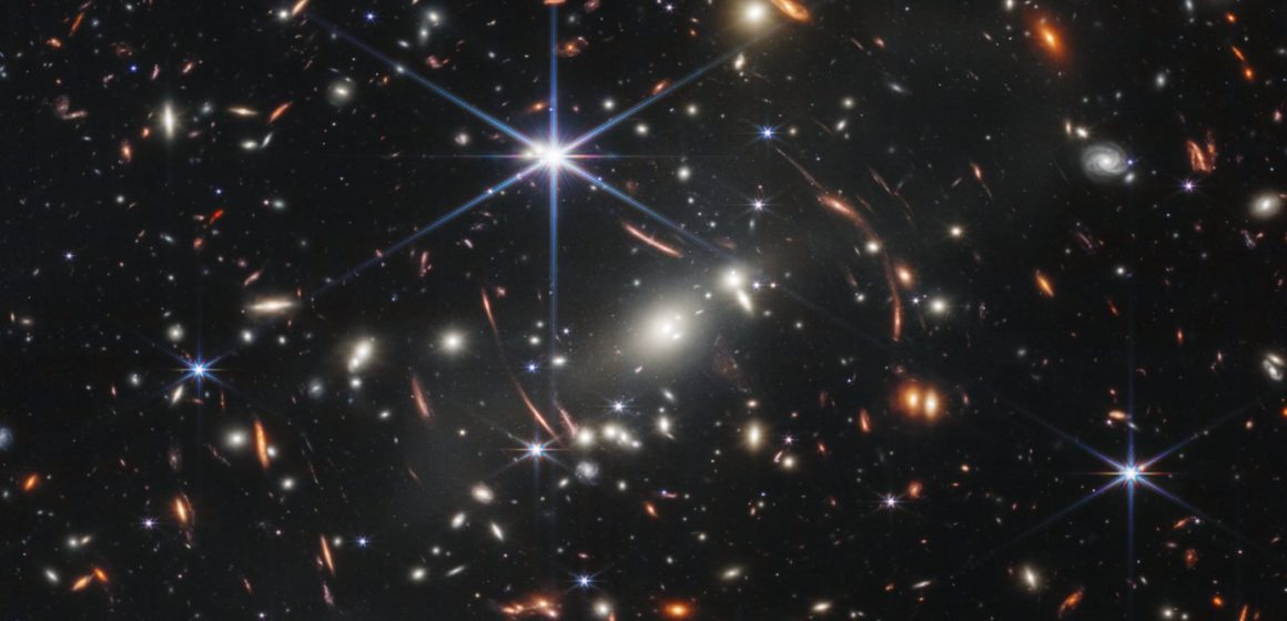 Revelan primera imagen del universo tomada por el telescopio James Webb