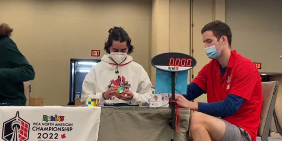 Poblano rompe récord armando cubo Rubik en torneo de en Canadá