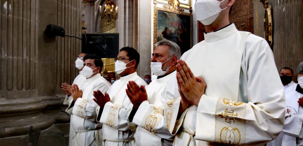Arzobispo de Puebla realiza ordenación de un nuevo sacerdote y 11 diáconos