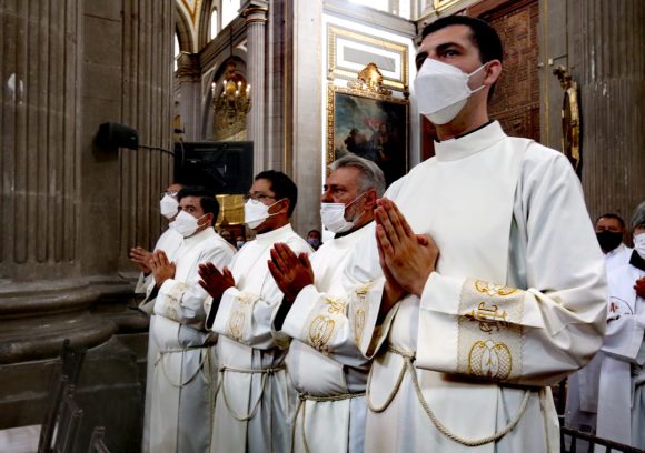 Arzobispo de Puebla realiza ordenación de un nuevo sacerdote y 11 diáconos