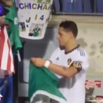 “Chicharito” Hernández arroja al piso bandera de México