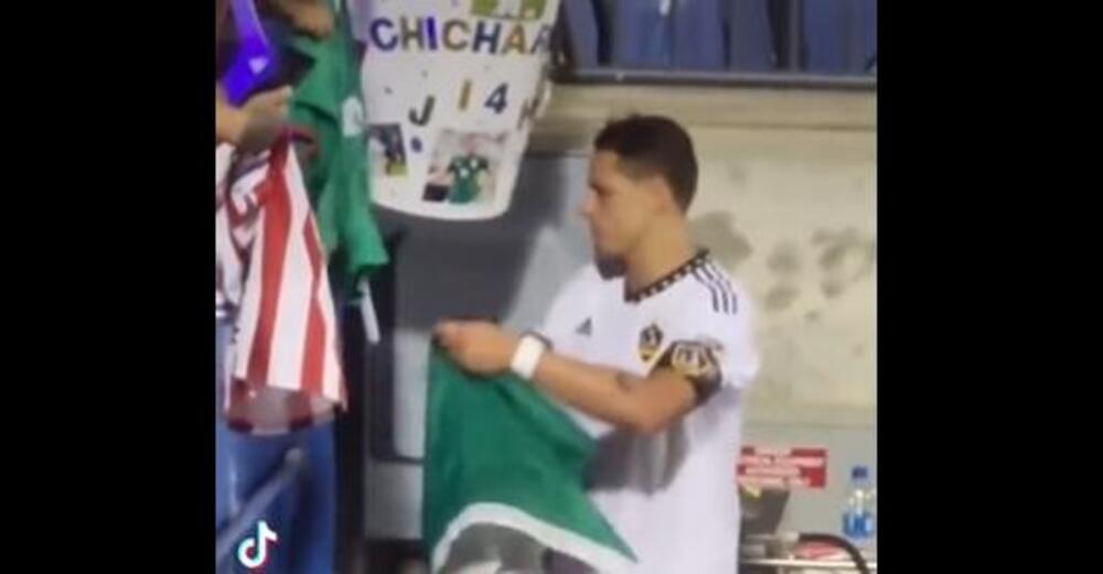 “Chicharito” Hernández arroja al piso bandera de México