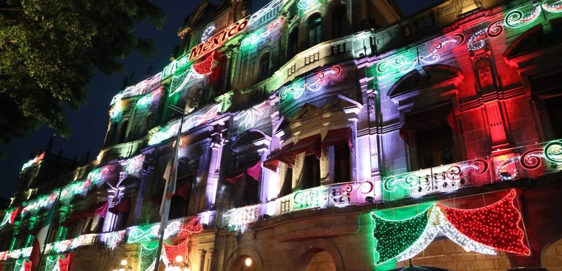 Puebla capital se enciende con alumbrado decorativo por Fiestas Patrias