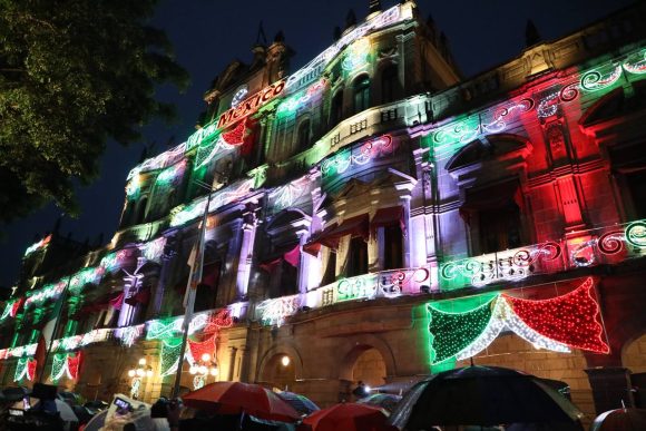 Puebla capital se enciende con alumbrado decorativo por Fiestas Patrias