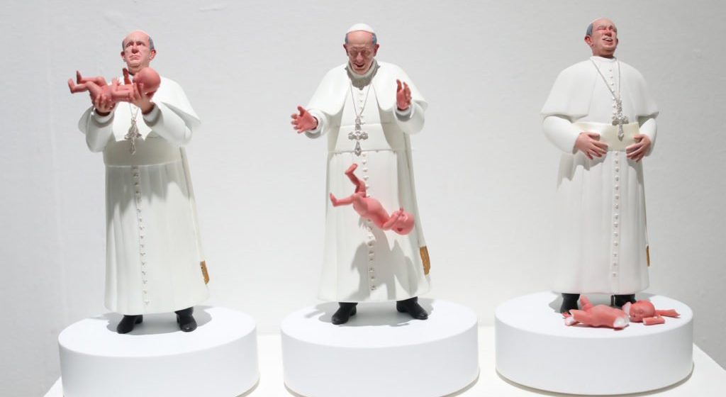 Escultura del papa Francisco dejando caer un bebé genera polémica