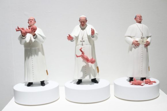 Escultura del papa Francisco dejando caer un bebé genera polémica