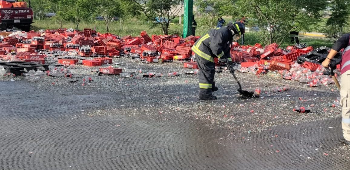 Tráiler de Coca Cola golpeó tres patrullas; la rapiña apareció en Periférico