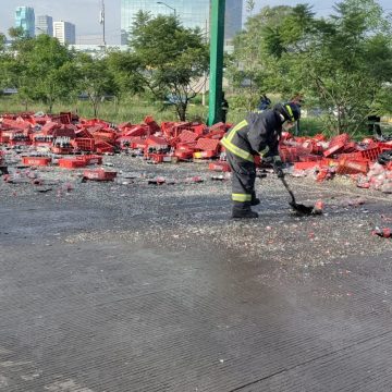 Tráiler de Coca Cola golpeó tres patrullas; la rapiña apareció en Periférico