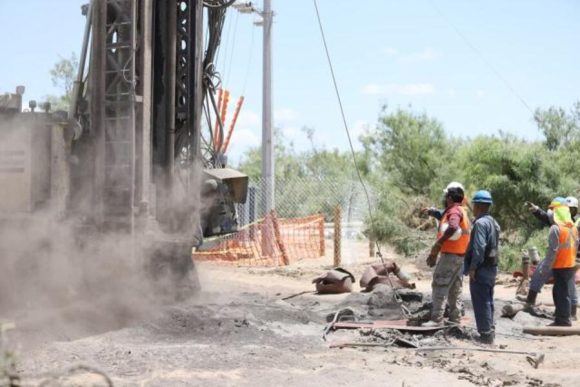 Familiares de mineros atrapados recibirán indemnización económica