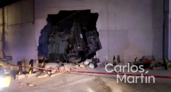 Accidente en 11 Sur Puebla Dos muertos tras chocar su Grand Marquis contra barda de la 11 Sur