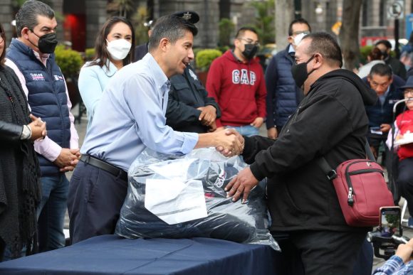 Eduardo Rivera - uniformes Entregan uniformes a trabajadores sindicalizados