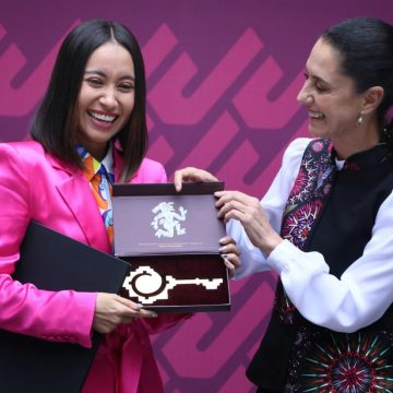 Astronauta Katya Echazarreta invita a niñas a que logren sus sueños; recibe Llave de la CDMX