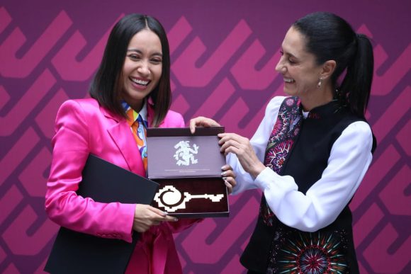 Astronauta Katya Echazarreta invita a niñas a que logren sus sueños; recibe Llave de la CDMX