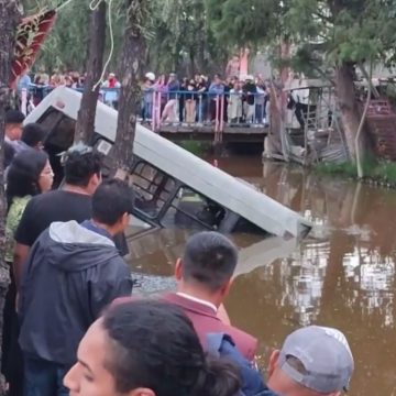 Microbús cae a canal de Xochimilco