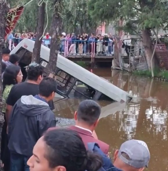 Microbús cae a canal de Xochimilco