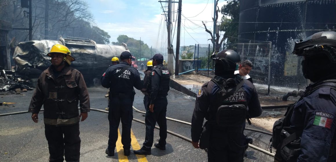 Explota pipa con combustible en la avenida Escénica de Acapulco