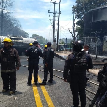 Explota pipa con combustible en la avenida Escénica de Acapulco