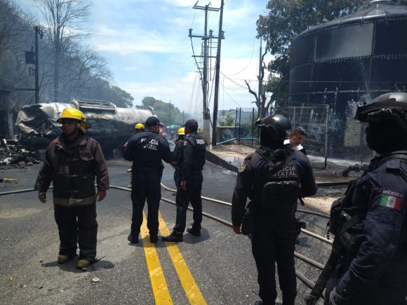 Explota pipa con combustible en la avenida Escénica de Acapulco