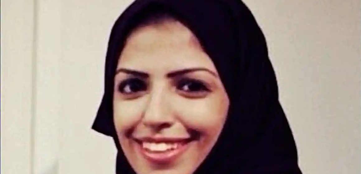 Mujer en Arabia Saudita recibe condena de 34 años de cárcel por publicar tweets contra gobierno.