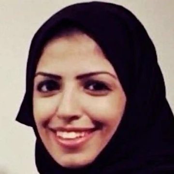 Mujer en Arabia Saudita recibe condena de 34 años de cárcel por publicar tweets contra gobierno.