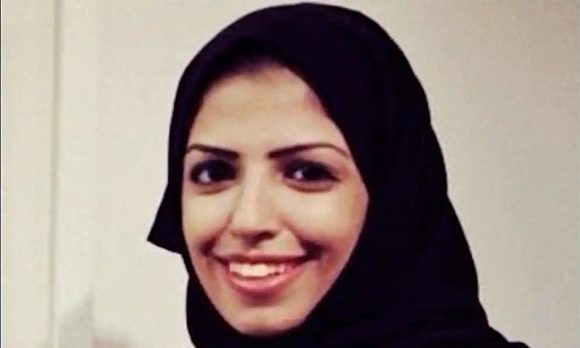 Mujer en Arabia Saudita recibe condena de 34 años de cárcel por publicar tweets contra gobierno.