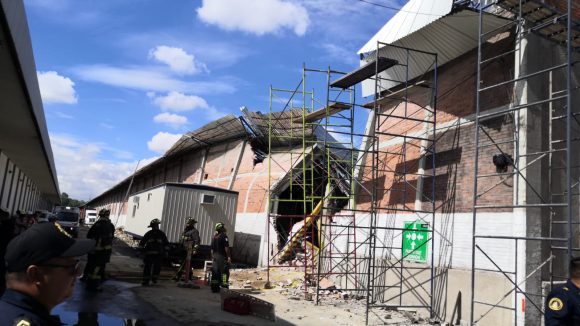 Caída de muro en bodega de Azcapotzalco deja una persona muerta