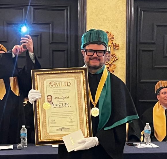 Aleks Syntek recibe Doctorado Honoris Causa por sus “contribuciones a la patria y humanidad”.