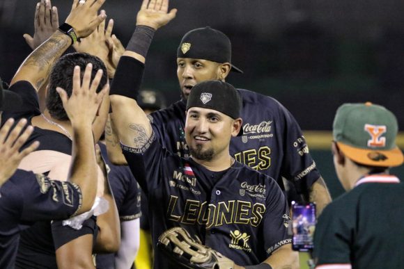 Los Leones empataron la serie ante Pericos en duelo de pitcheo