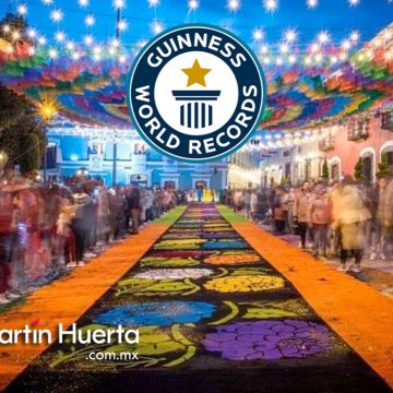 Huamantla logra récord Guinness por alfombra de aserrín más grande del mundo
