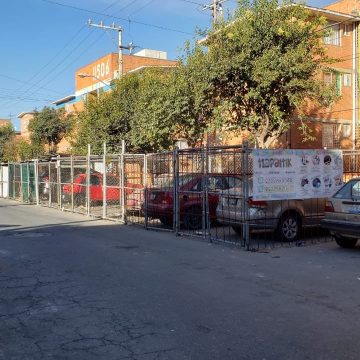 Ciudadanos piden retiro de jaulas que estorban en la vía pública