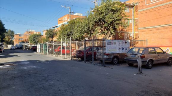 Jaulas Ciudadanos piden retiro de jaulas que estorban en la vía pública