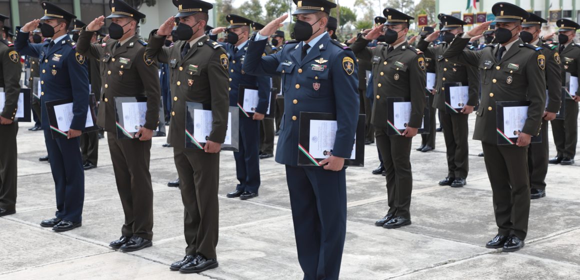 Asiste MBH a la Ceremonia de Graduación de la 1/A Antigüedad de la Especialidad en Mando, de la Escuela de Mando del Ejército y Fuerza Aérea