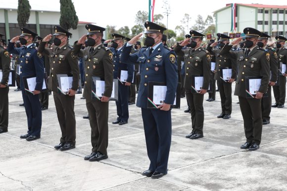Asiste MBH a la Ceremonia de Graduación de la 1/A Antigüedad de la Especialidad en Mando, de la Escuela de Mando del Ejército y Fuerza Aérea