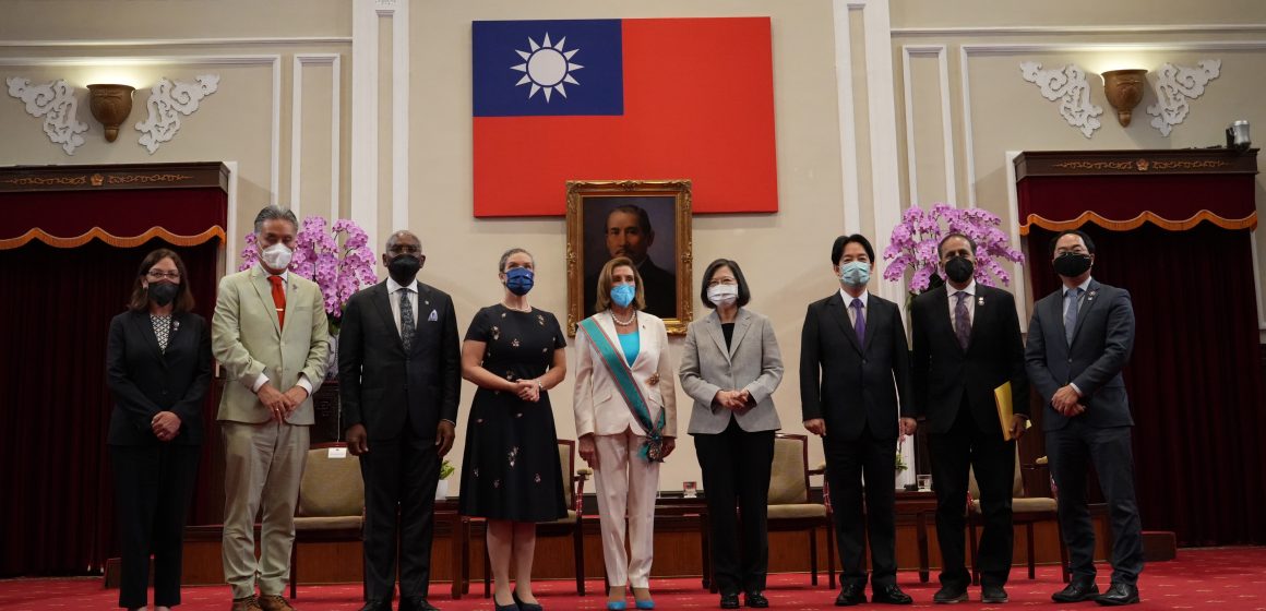 Pelosi sale de Taiwán tras visita que ha indignado a Pekín