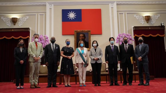 Pelosi sale de Taiwán tras visita que ha indignado a Pekín