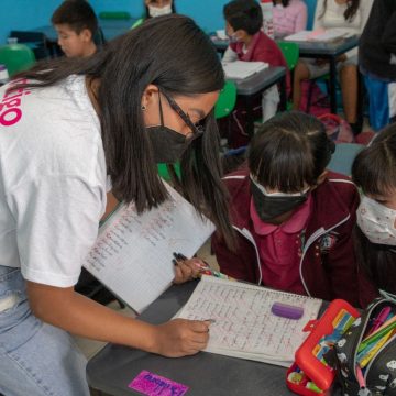 Se regularizan a más de 900 niños en curso de verano del SMDIF Puebla