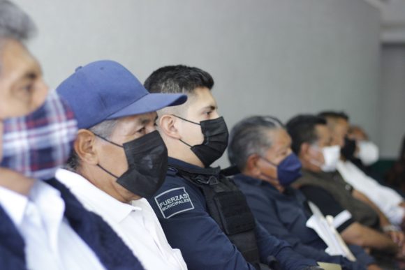 Instala SMT mesa de trabajo con transportistas para prevención de accidentes