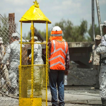 Ingresa el primer buzo de la Sedena a rescatar a los mineros; alistan cápsula