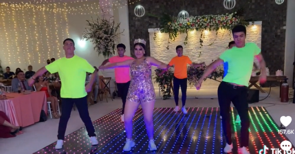 Quinceañera se ve opacada por chambelán al momento de bailar