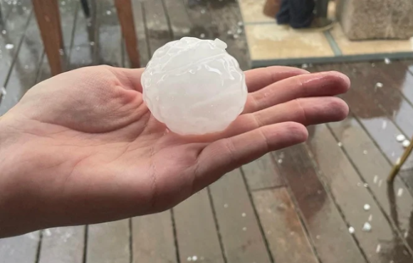 Enorme granizo mata a bebé de un año