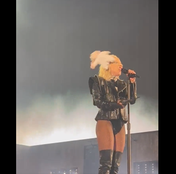 Lady Gaga es golpeada en la cara con un Dr. Simi en concierto
