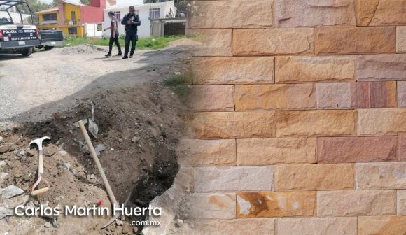 Vecino construye barda a mitad de calle; asegura que es su propiedad