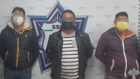 Detienen a tres personas por posesión de aparente droga y un arma