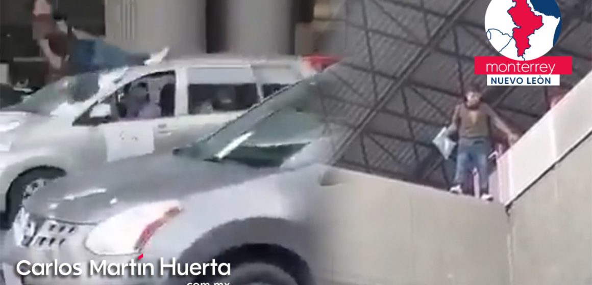 (VIDEO) Hombre en Monterrey se lanza de un puente; cae en auto y sobrevive