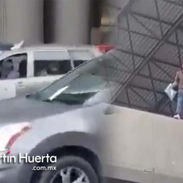 (VIDEO) Hombre en Monterrey se lanza de un puente; cae en auto y sobrevive