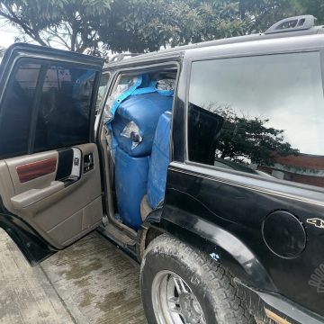 Asegura Policía Estatal camioneta que transportaba combustible presuntamente ilegal